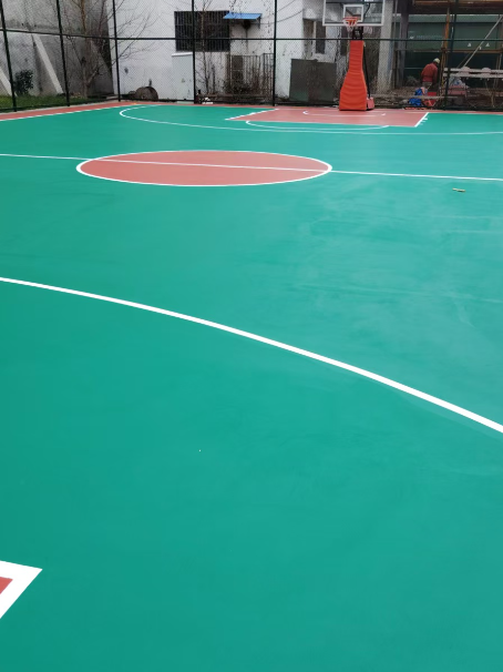 堆龙德庆 球场长期使用易出现地面开裂